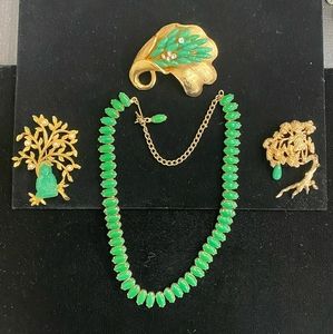 VINTAGE GREEN Jade BUNDLE necklace and 3 brooches